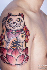 大臂卡通招财猫和莲花纹身图案