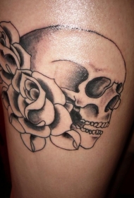 简单的黑色骷髅与玫瑰大腿纹身图案