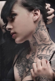 美女颈部写实黑灰玫瑰纹身图案