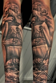 手臂黑白写实风格海盗船纹身图案