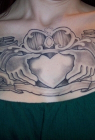 凯尔特友谊标志胸部纹身图案