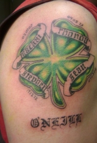 大臂爱尔兰四叶草与字符纹身图案