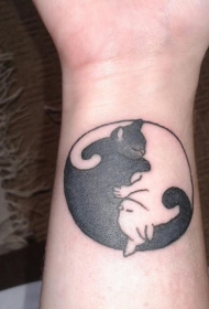 手腕猫咪组合阴阳八卦纹身图案