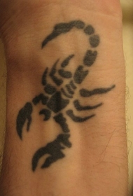 黑蝎子手腕纹身图案