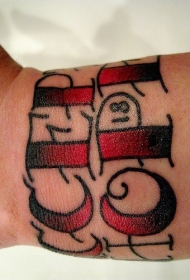 手腕上的黑色和红色字母纹身图案