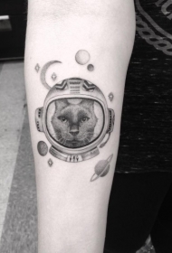 手臂卡通风格的黑灰太空猫与行星纹身图案