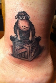 脚踝卡通羊坐在木箱纹身图案
