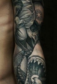 手臂黑白花卉与鲨鱼纹身图案