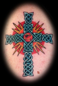 十字架的凯尔特结和红色背景纹身图案