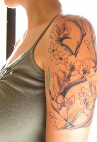 大臂樱花树枝纹身图案
