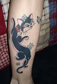 小腿黑色的猫和蝴蝶纹身图案