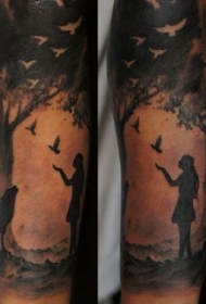 带着狼和鸟在森林里的女孩小臂纹身图案