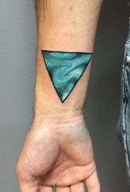 手腕蓝色神秘的三角纹身图案
