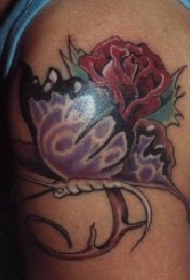 红色玫瑰和紫色蝴蝶纹身图案