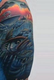 手臂卡通五彩渔船鱼和大鱼纹身图案