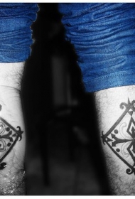 腿部黑色菱形花纹纹身图案