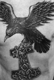 胸部华丽的黑色大乌鸦与凯尔特十字架纹身图案