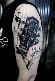 手臂黑白写实的吉普森吉他字母纹身图案
