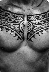 简单设计的黑白部落图腾胸部纹身图案