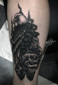 小腿黑灰鹰与骷髅纹身图案