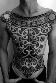 胸部和腹部大规模部落图腾装饰纹身图案