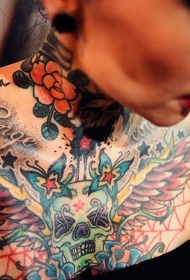 胸部墨西哥传统彩色骷髅翅膀与蝴蝶字母纹身图案