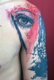 肩部写实的女人眼睛和黑色与红色泼墨纹身图案