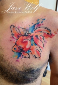 胸部五彩的游泳金鱼纹身图案