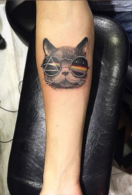 小臂彩色滑稽的猫与太阳镜纹身图案
