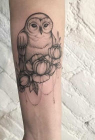 手臂黑色点刺甜美的猫头鹰与花朵纹身图案