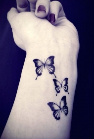 手腕漂亮的三只蝴蝶纹身图案
