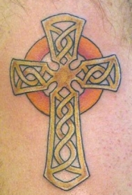 凯尔特结组合的金色十字架纹身图案