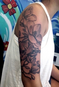 手臂逼真的黑白各种花卉纹身图案