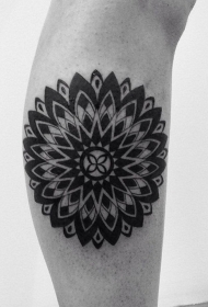 小腿简单的黑色梵花装饰纹身图案