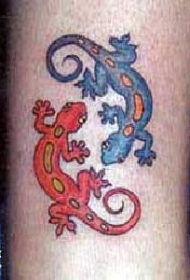 红色和蓝色蜥蜴纹身图案
