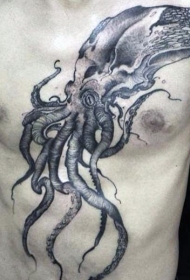 胸部黑色大章鱼纹身图案