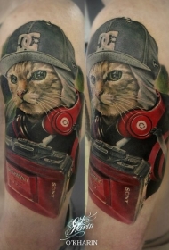 大臂彩色猫与帽子和耳机个性纹身图案