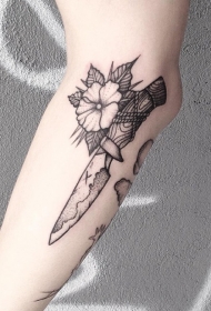 小臂雕刻风格黑色匕首与花朵纹身图案