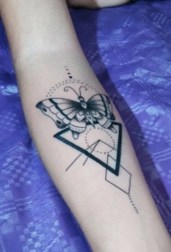 小臂简单的黑色蝴蝶与各种几何图形纹身图案