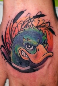 手背愤怒的鸭子卡通彩色纹身图案