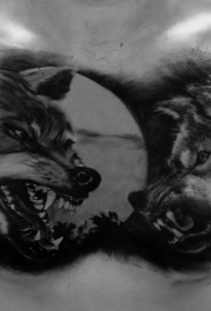 满月和两只愤怒的狼胸部纹身图案