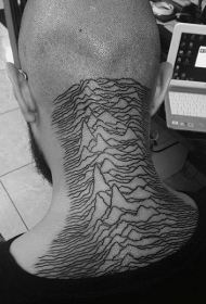颈部简单的黑色线条山脉纹身图案