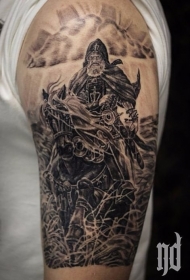 大臂华丽的黑灰中世纪战士纹身图案