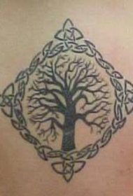 方形花环与黑色树纹身图案
