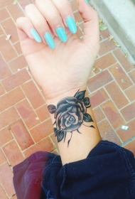 可爱的黑灰玫瑰手腕纹身图案