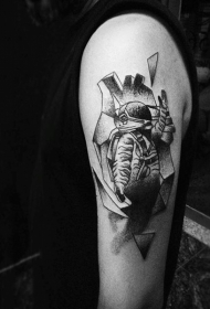 简单的黑灰小宇航员大臂纹身图案
