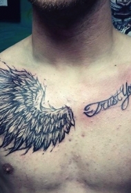 胸部简单的黑色翅膀与字母纹身图案