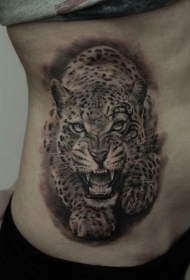 腰部逼真大型猫科动物豹子纹身图案