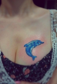 胸部简单可爱的海豚纹身图案