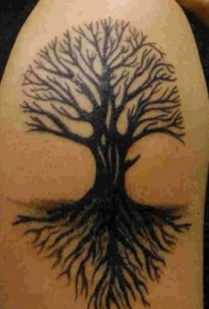 神秘的黑色树纹身图案